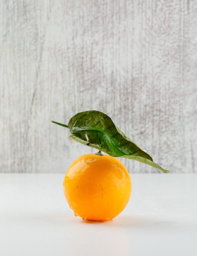 Naranja con su jugo y llena de vitalidad