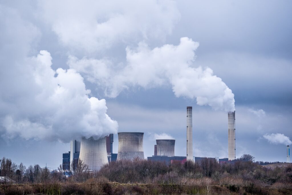 La contaminación por humo de fábricas afecta el medio ambiente y la calidad del aire.